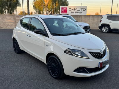 Lancia Ypsilon 1.0 FireFly 5 porte S&S Hybrid Ecochic Silver usata