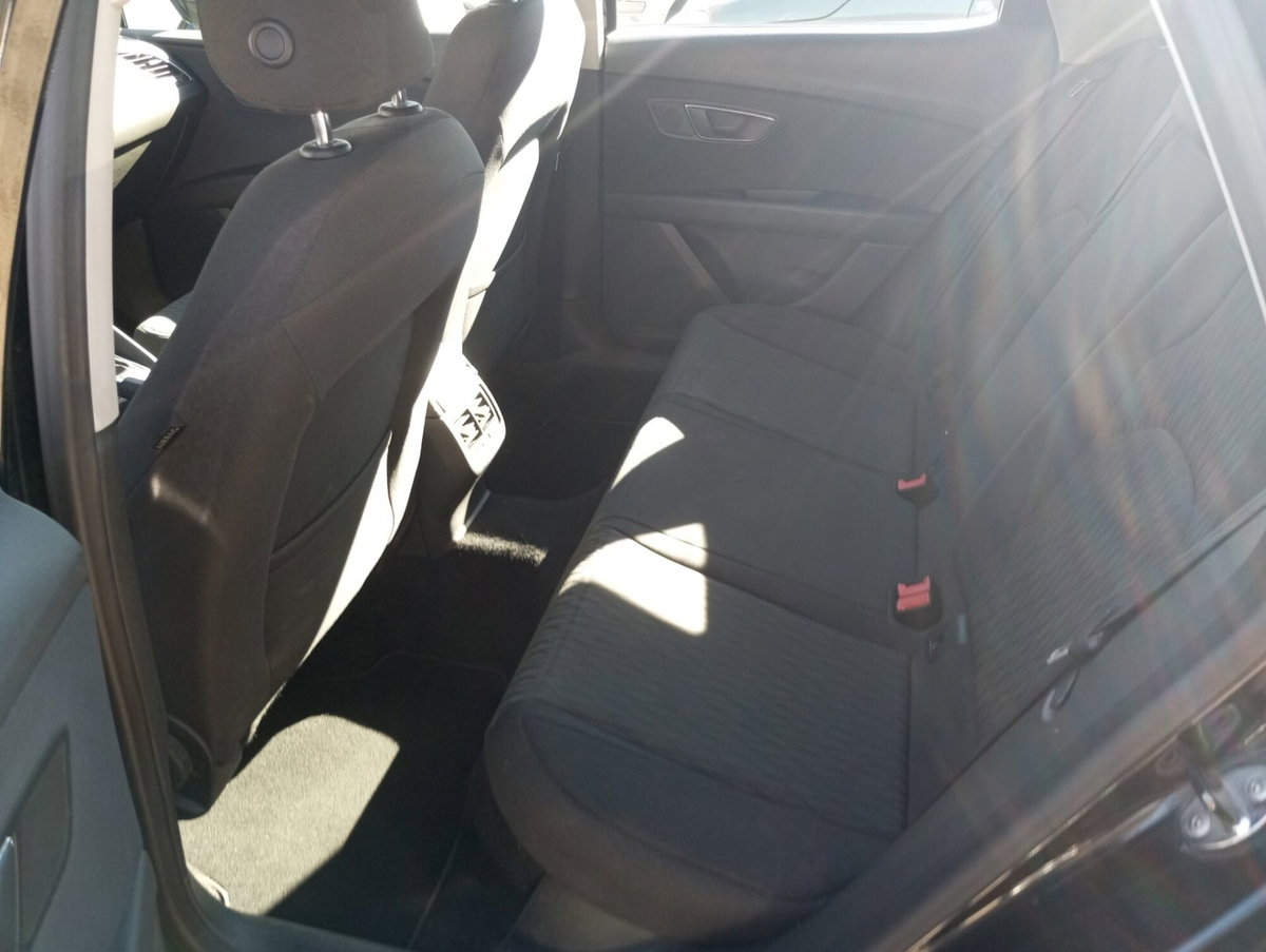 SEAT Leon 1.6 TDI 105 CV 5p. Style (9)