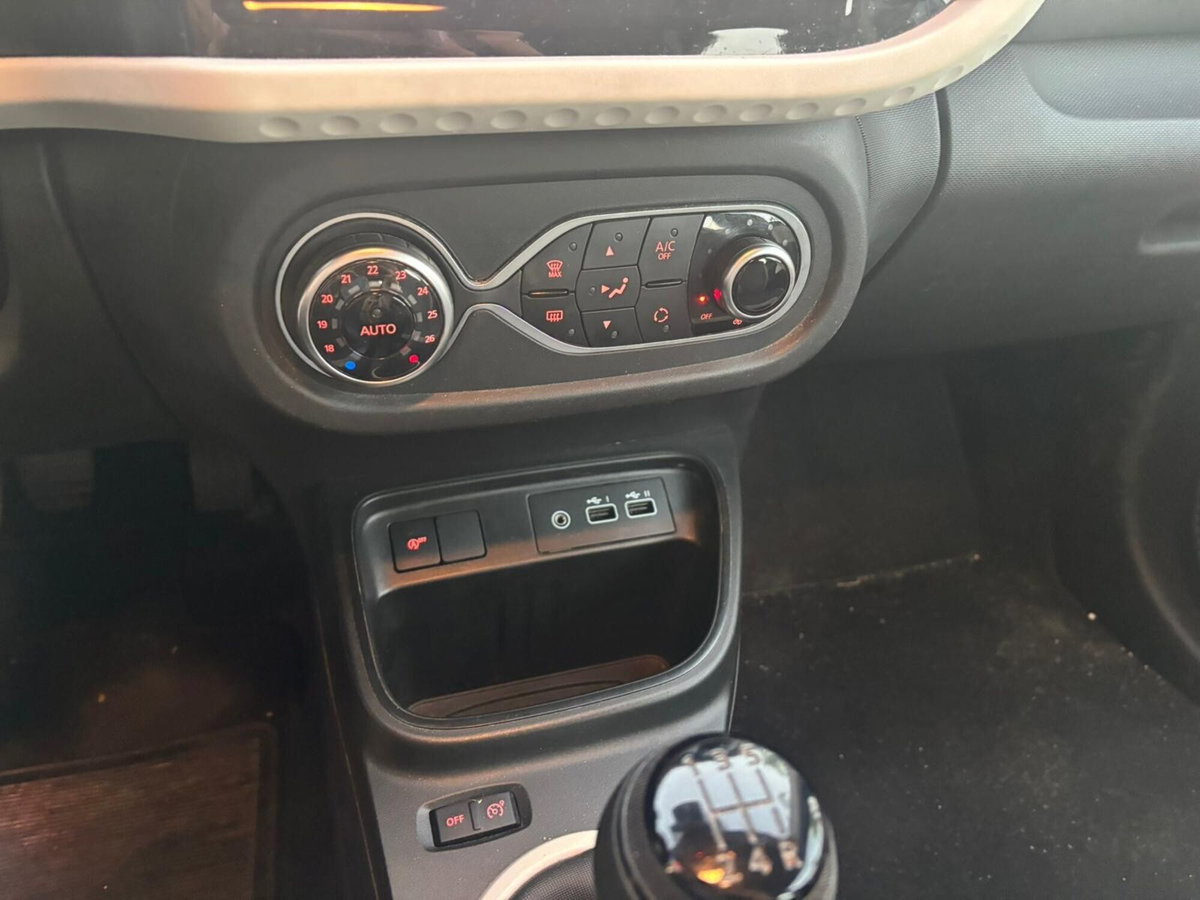 Renault Twingo 1.0 sce Urban Night 65cv (14)