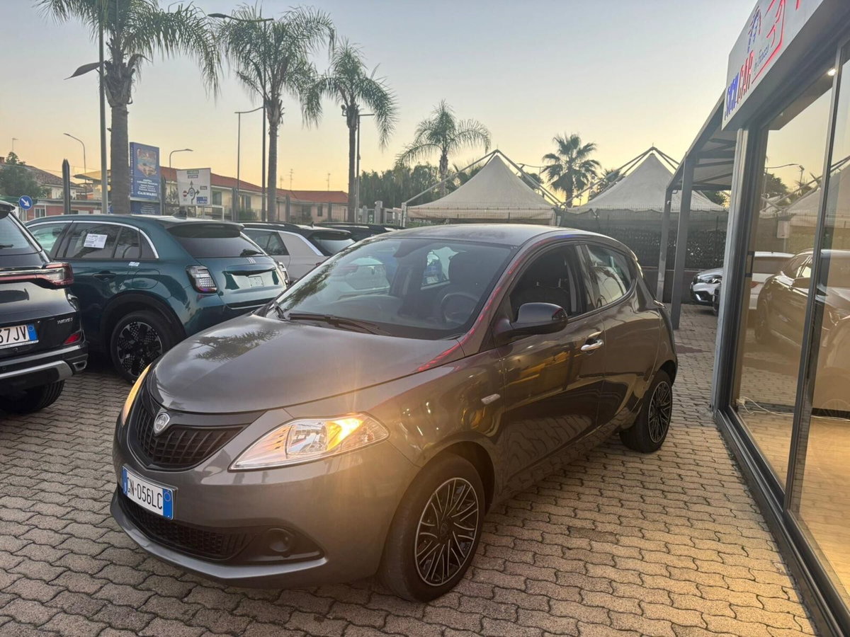 Lancia Ypsilon 1.0 FireFly 5 porte S&S Hybrid Alberta Ferretti (3)