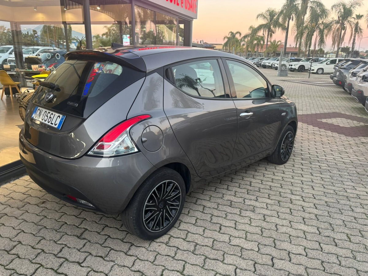 Lancia Ypsilon 1.0 FireFly 5 porte S&S Hybrid Alberta Ferretti (4)