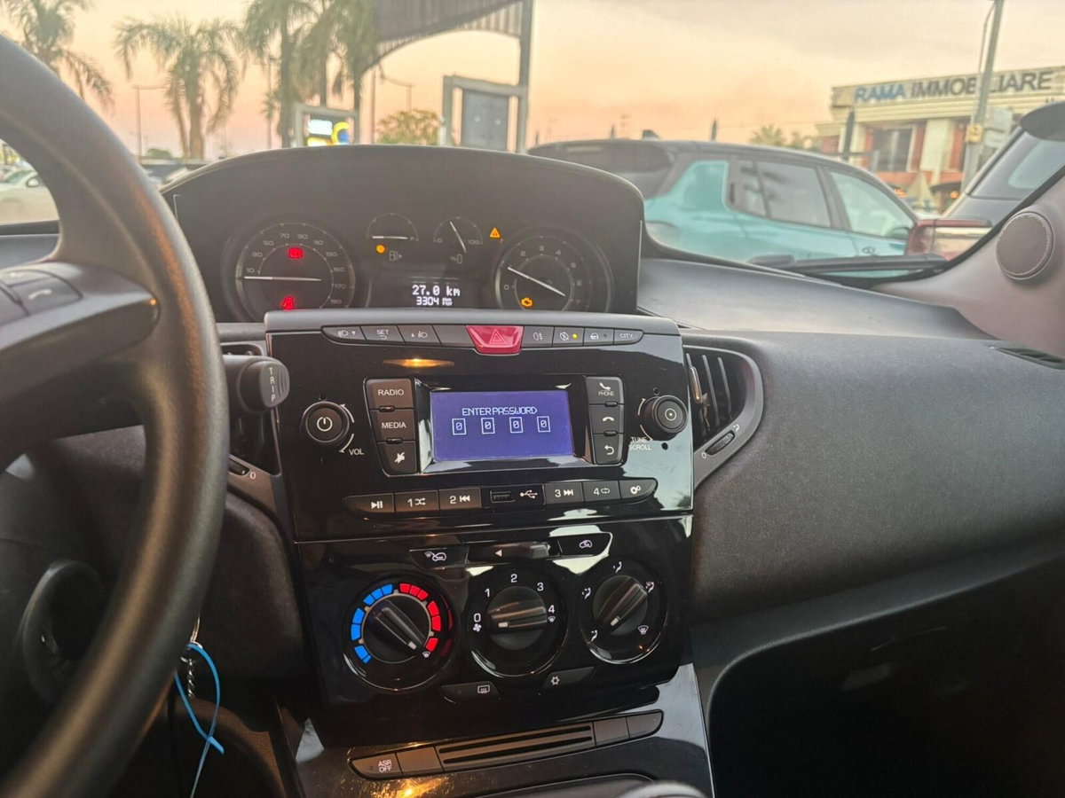 Lancia Ypsilon 1.0 FireFly 5 porte S&S Hybrid Alberta Ferretti (9)
