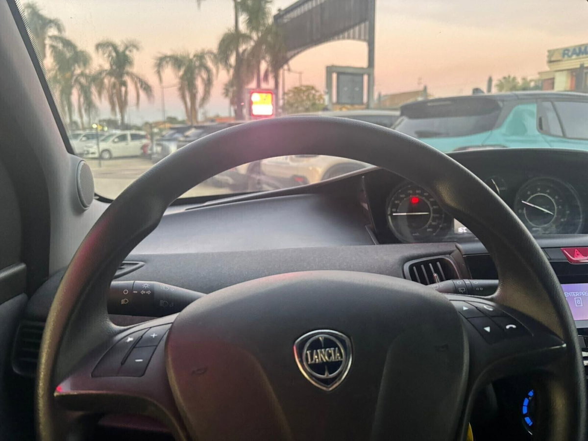 Lancia Ypsilon 1.0 FireFly 5 porte S&S Hybrid Alberta Ferretti (11)