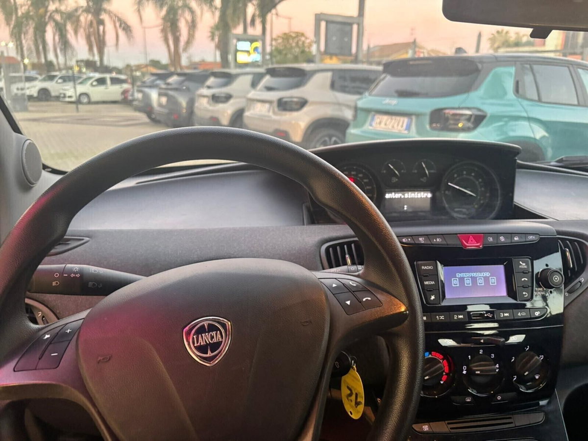 Lancia Ypsilon 1.0 FireFly 5 porte S&S Hybrid Alberta Ferretti (7)