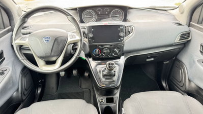Lancia Ypsilon 1.0 FireFly 5 porte S&S Hybrid Ecochic Gold (10)