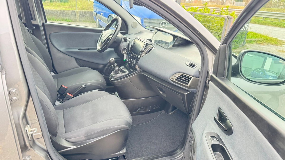 Lancia Ypsilon 1.0 FireFly 5 porte S&S Hybrid Ecochic Gold (11)