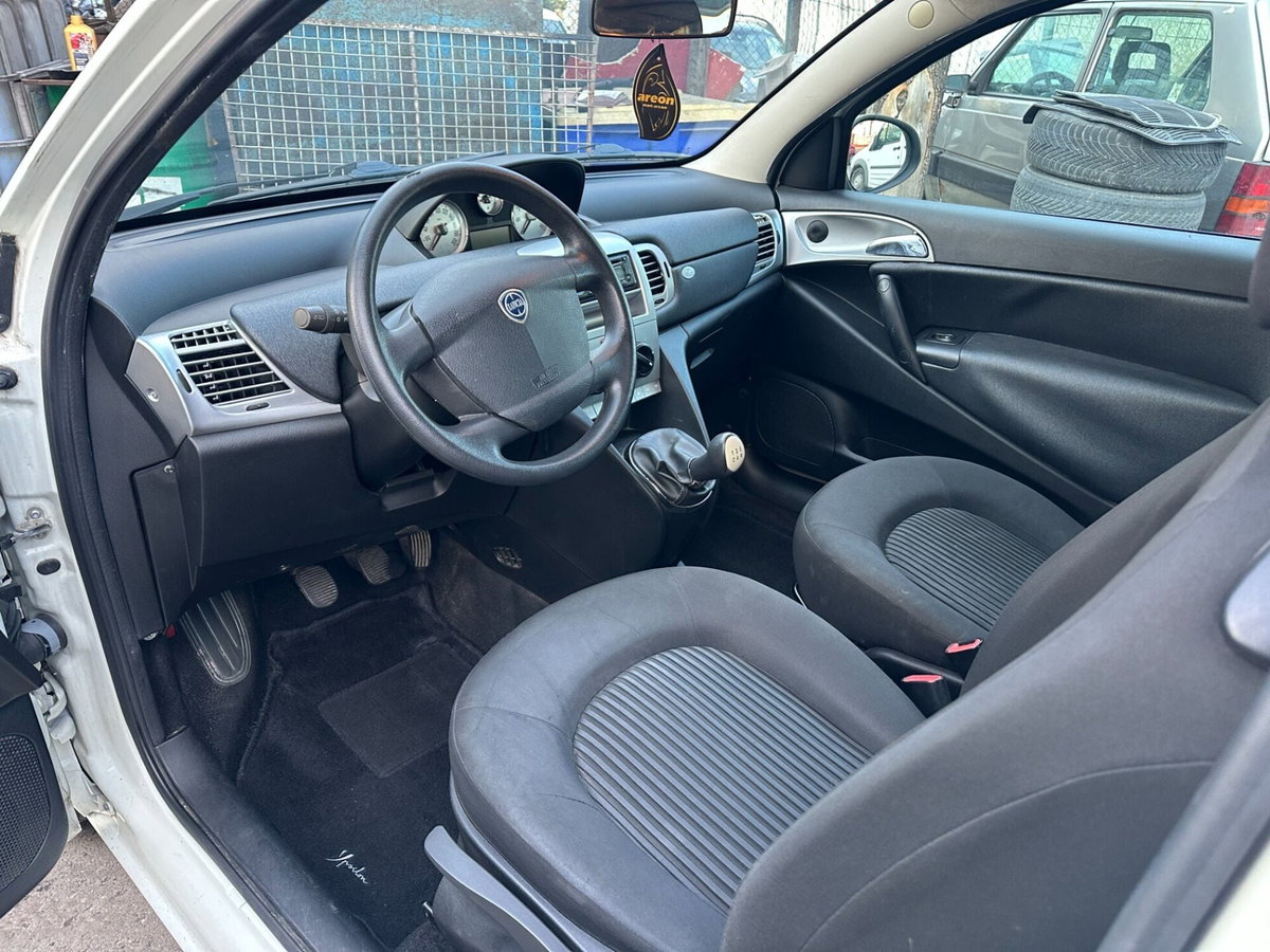 Lancia Ypsilon 1.3 MJT 75 CV Diva (10)