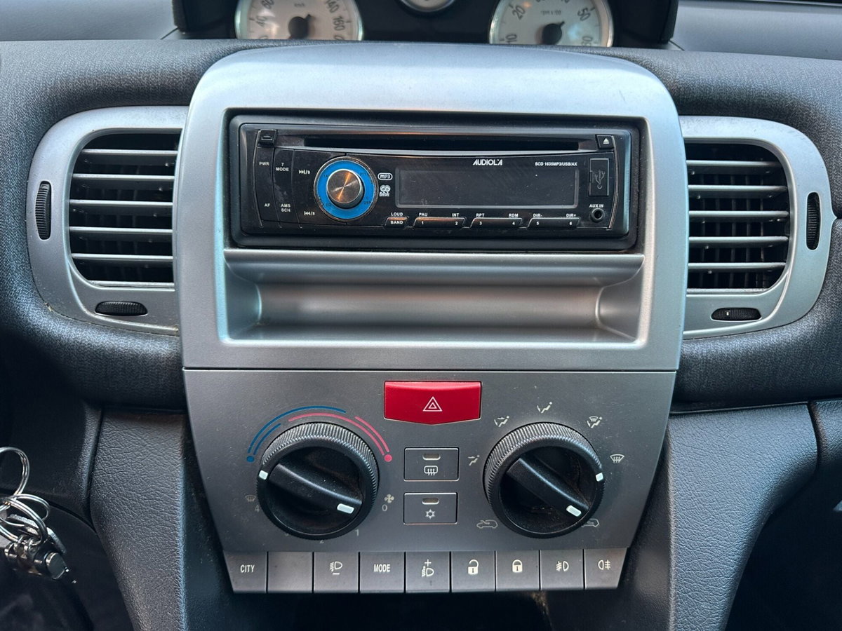 Lancia Ypsilon 1.3 MJT 75 CV Diva (18)