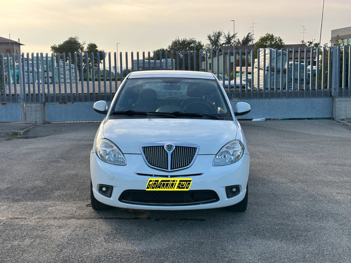 Lancia Ypsilon 1.3 MJT 75 CV Diva (2)