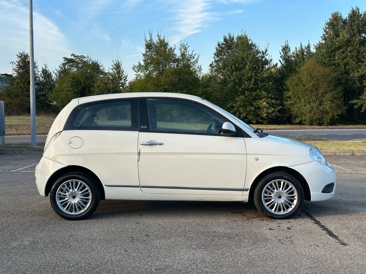 Lancia Ypsilon 1.3 MJT 75 CV Diva (4)