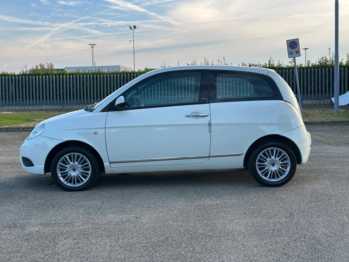 Lancia Ypsilon 1.3 MJT 75 CV Diva (8)
