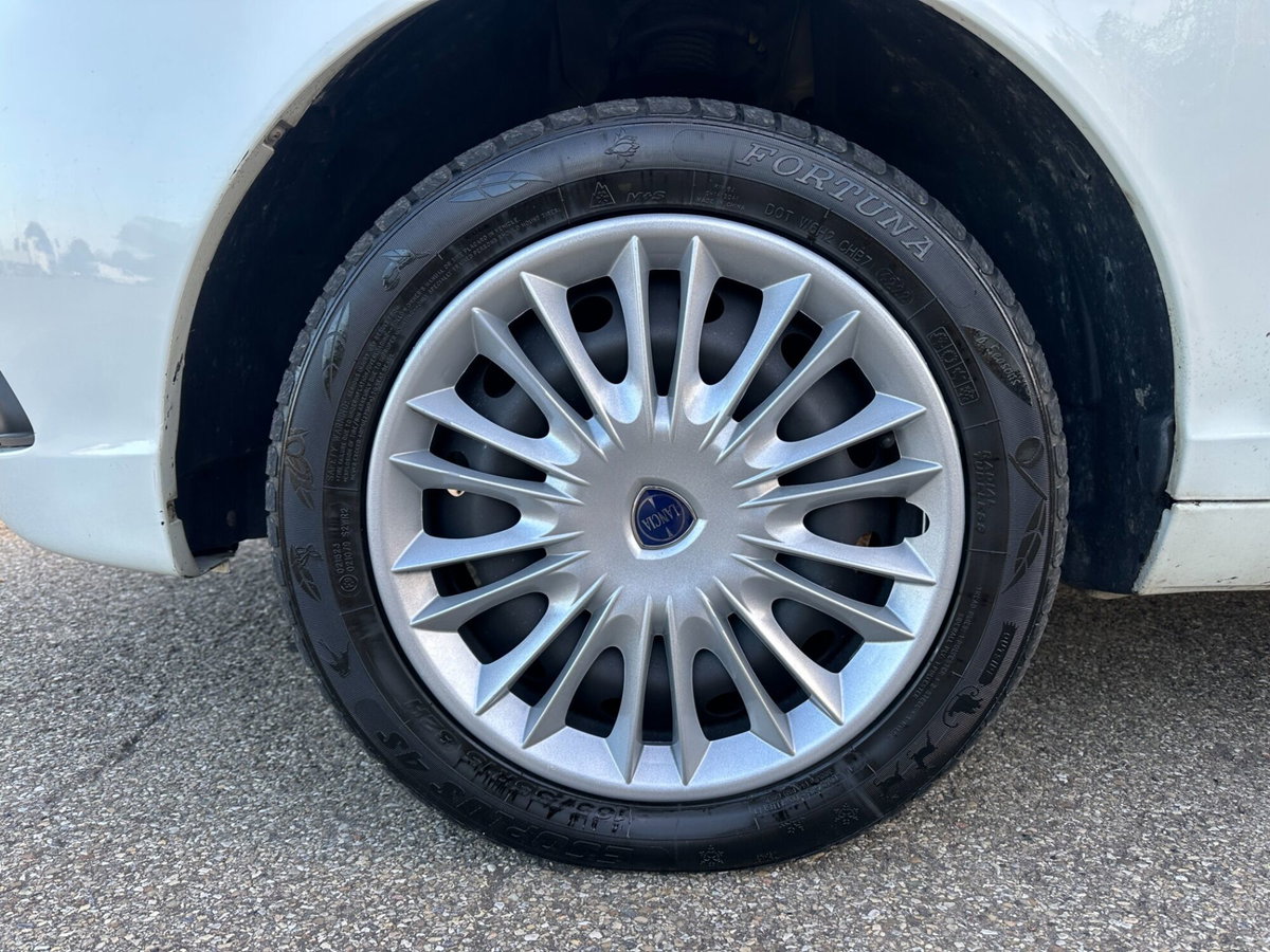 Lancia Ypsilon 1.3 MJT 75 CV Diva (9)