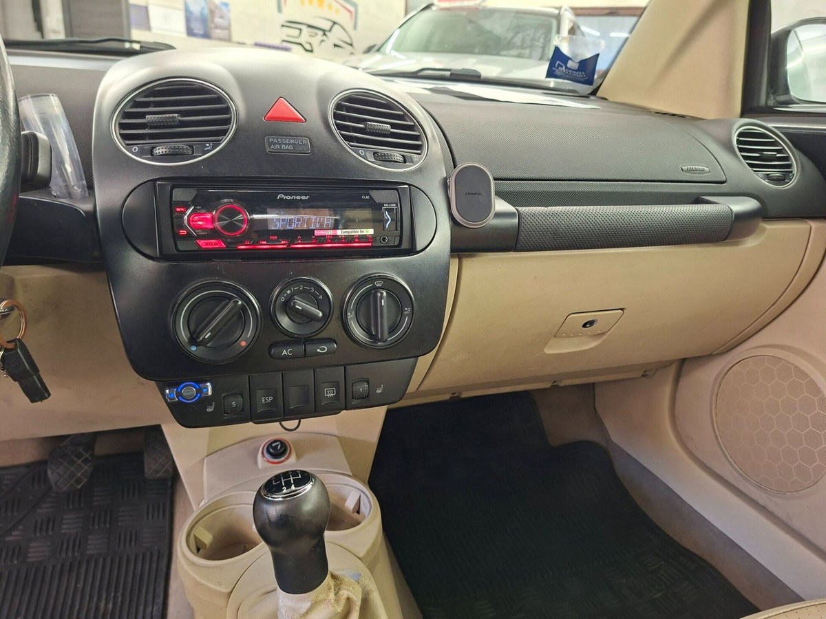 Volkswagen New Beetle Cabrio TDI 105CV (18)