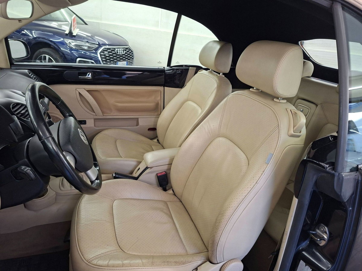 Volkswagen New Beetle Cabrio TDI 105CV (6)