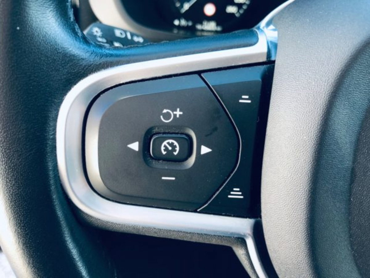 Volvo XC60 B4 (d) AWD Geartronic Momentum Pro (16)
