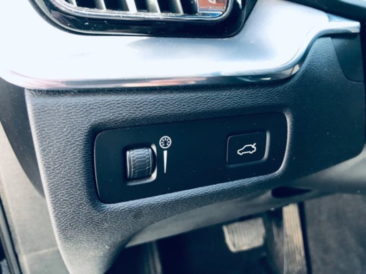 Volvo XC60 B4 (d) AWD Geartronic Momentum Pro (17)