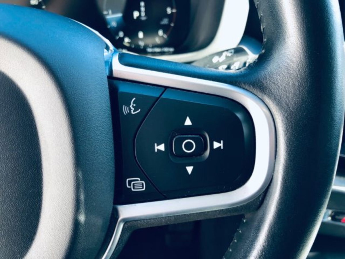 Volvo XC60 B4 (d) AWD Geartronic Momentum Pro (18)