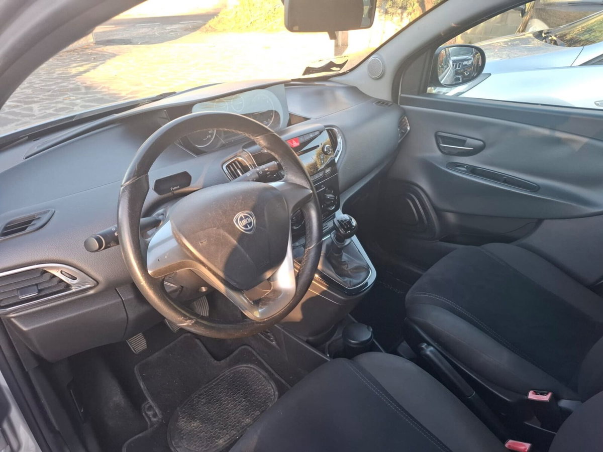Lancia Ypsilon 1.2 69 CV 5 porte Platinum (11)