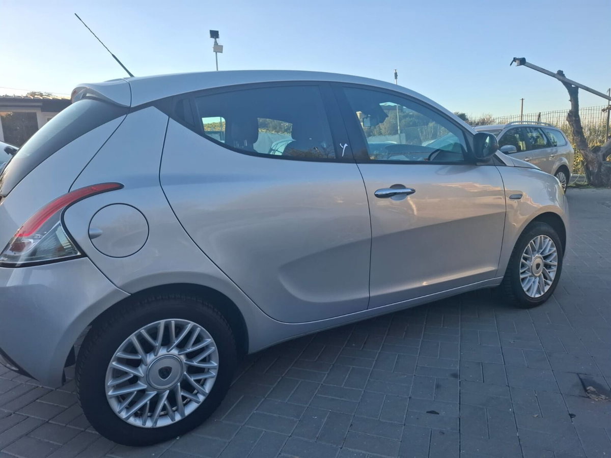 Lancia Ypsilon 1.2 69 CV 5 porte Platinum (2)