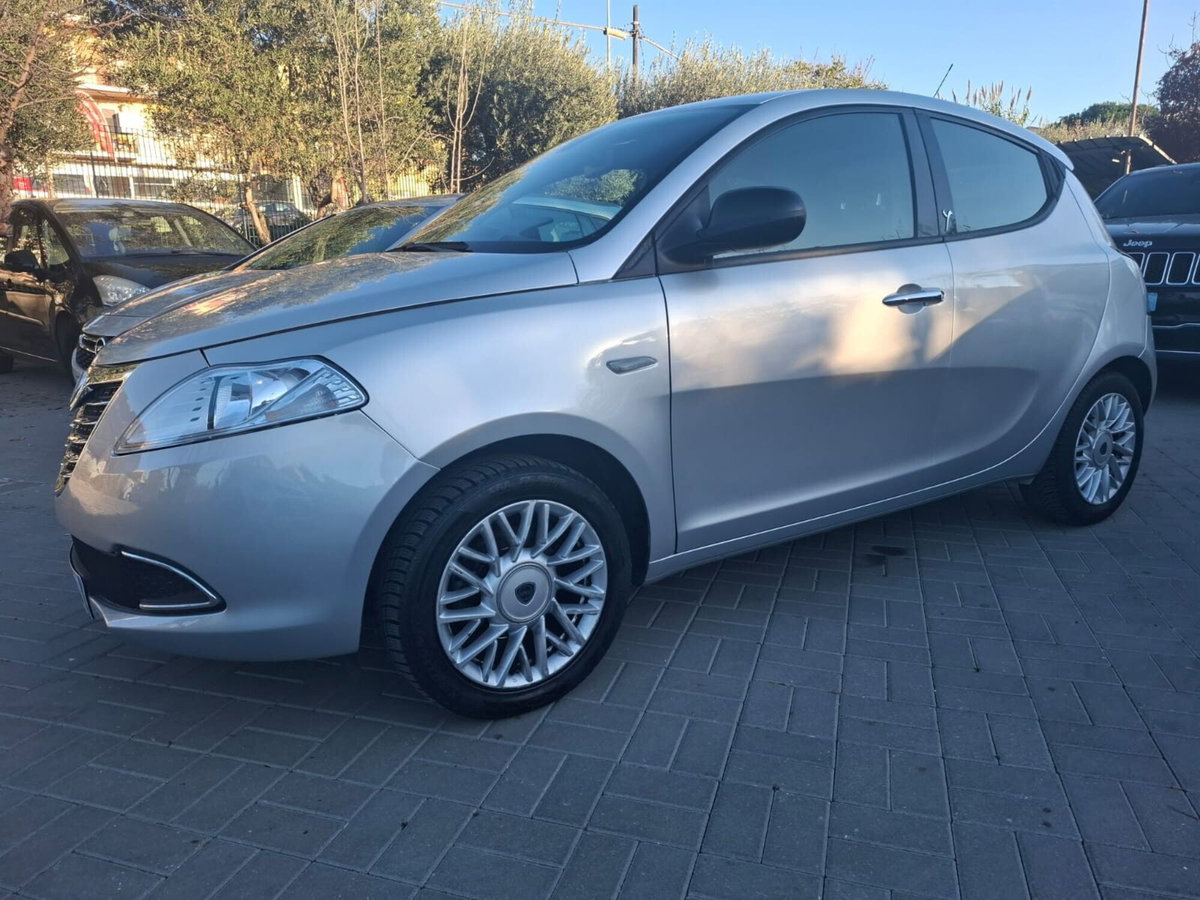 Lancia Ypsilon 1.2 69 CV 5 porte Platinum (4)