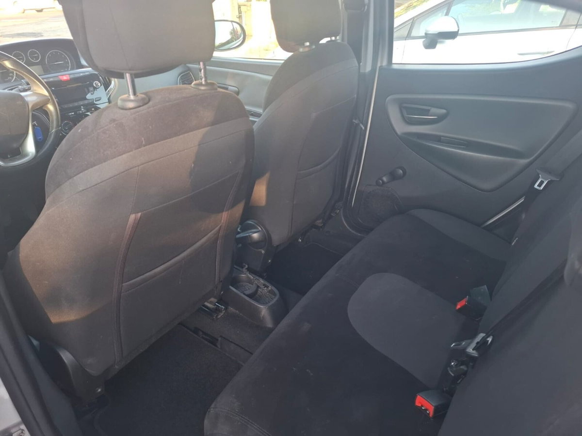 Lancia Ypsilon 1.2 69 CV 5 porte Platinum (6)
