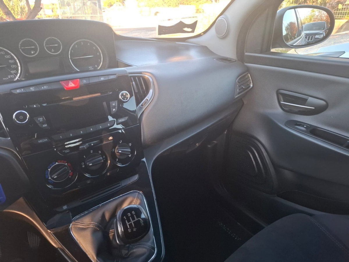 Lancia Ypsilon 1.2 69 CV 5 porte Platinum (8)