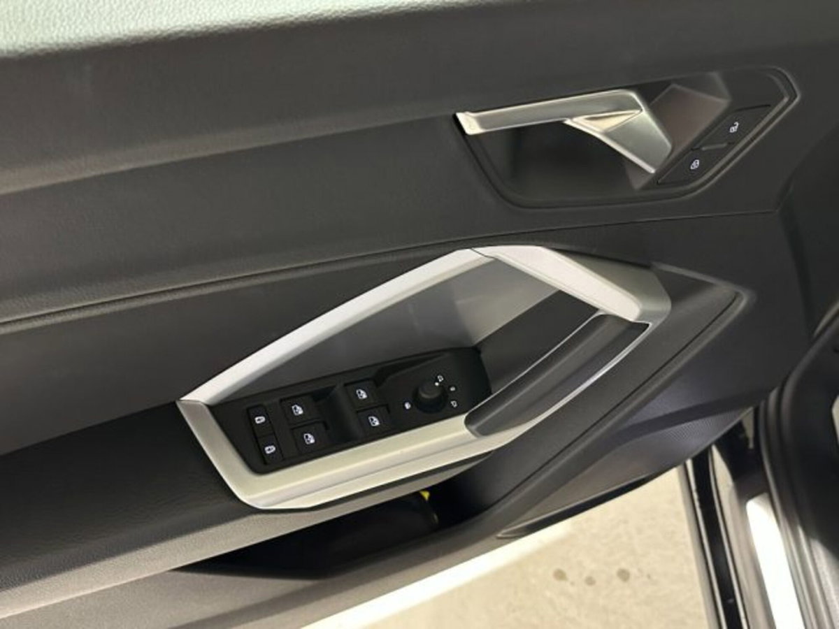 Audi Q3 Sportback 35 1.5 tfsi Identity Black (13)