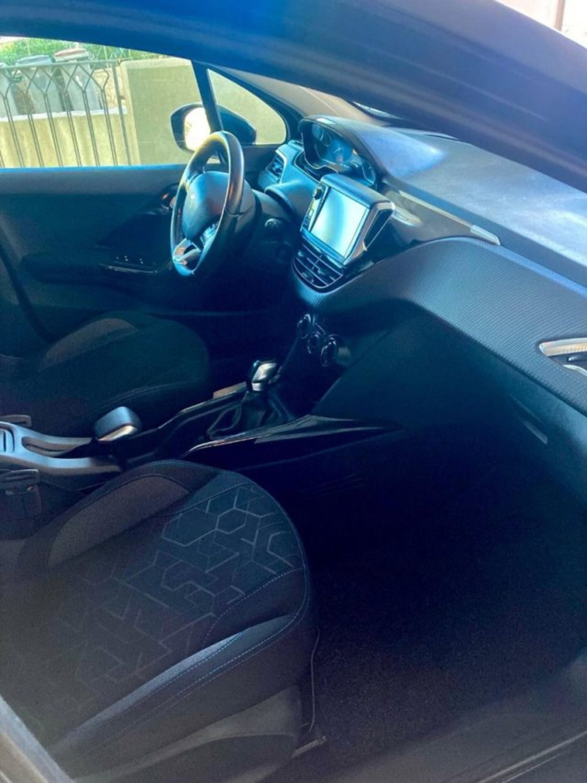 Peugeot 2008 100 S&S Black Matt (10)
