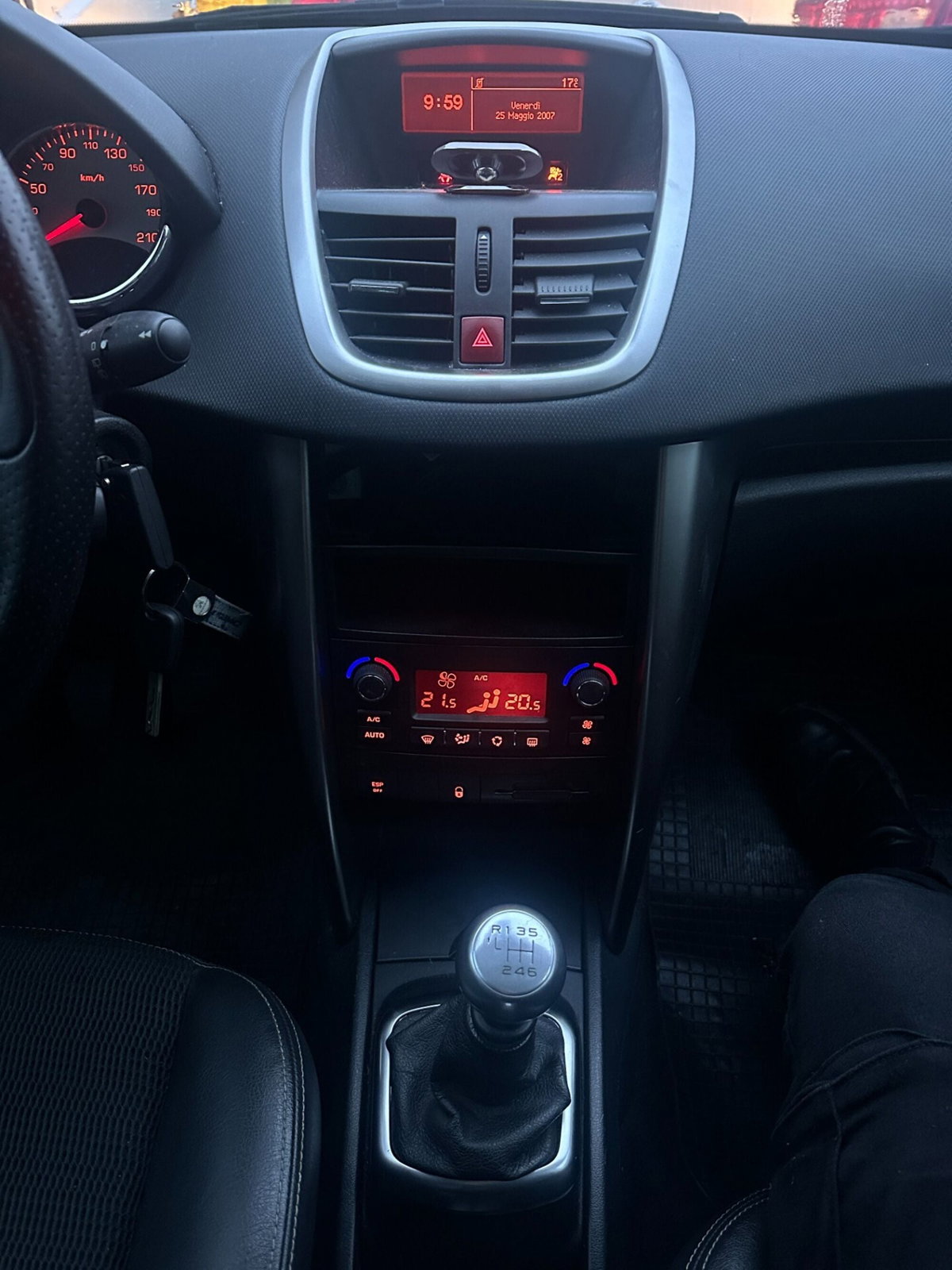 Peugeot 207 SW 8V HDi 112CV Outdoor (12)