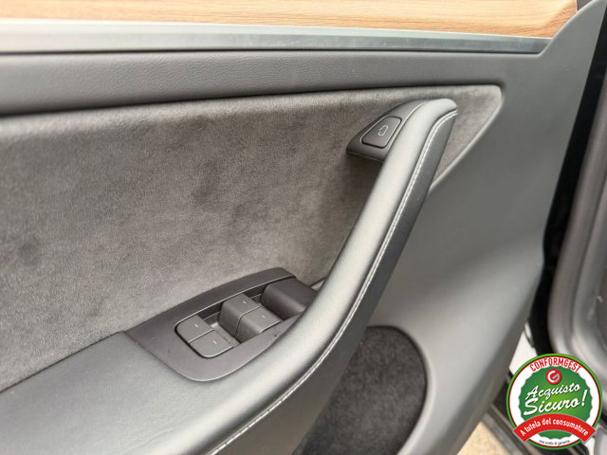 Tesla Model Y Performance awd (10)