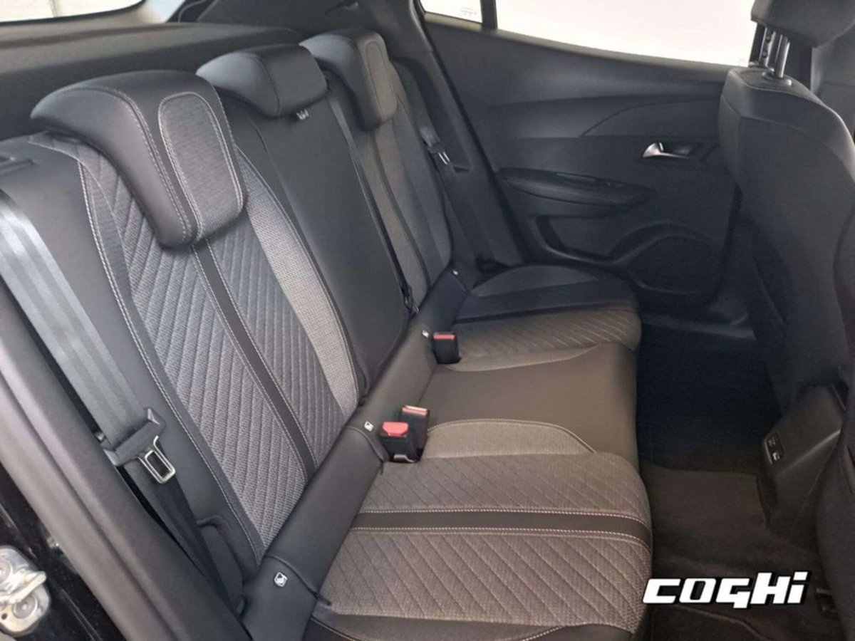 Peugeot 2008 PureTech 100 S&S Allure (14)