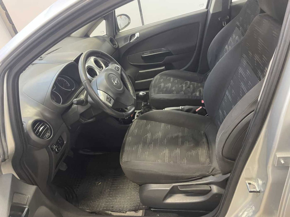 Opel Corsa 1.2 5 porte Cosmo (12)