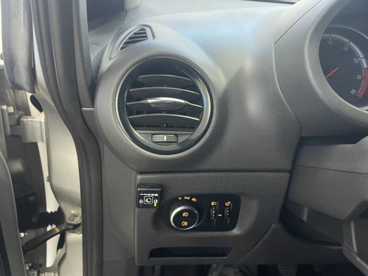 Opel Corsa 1.2 5 porte Cosmo (13)