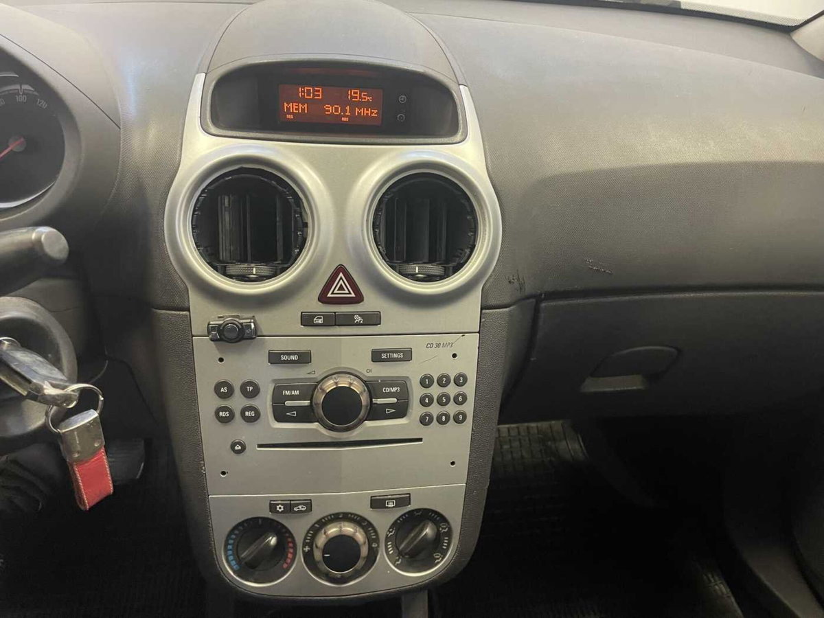 Opel Corsa 1.2 5 porte Cosmo (14)