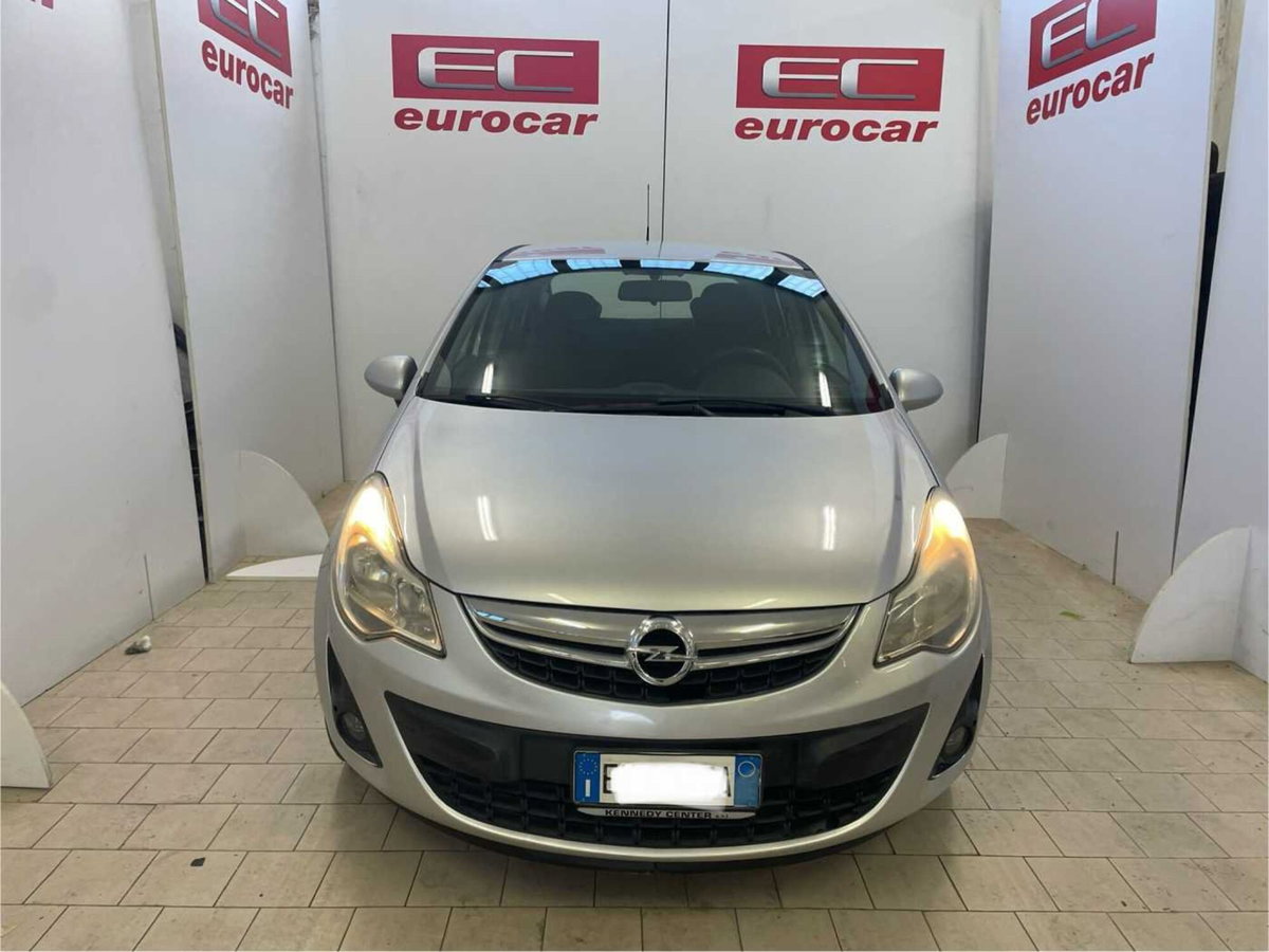 Opel Corsa 1.2 5 porte Cosmo (3)