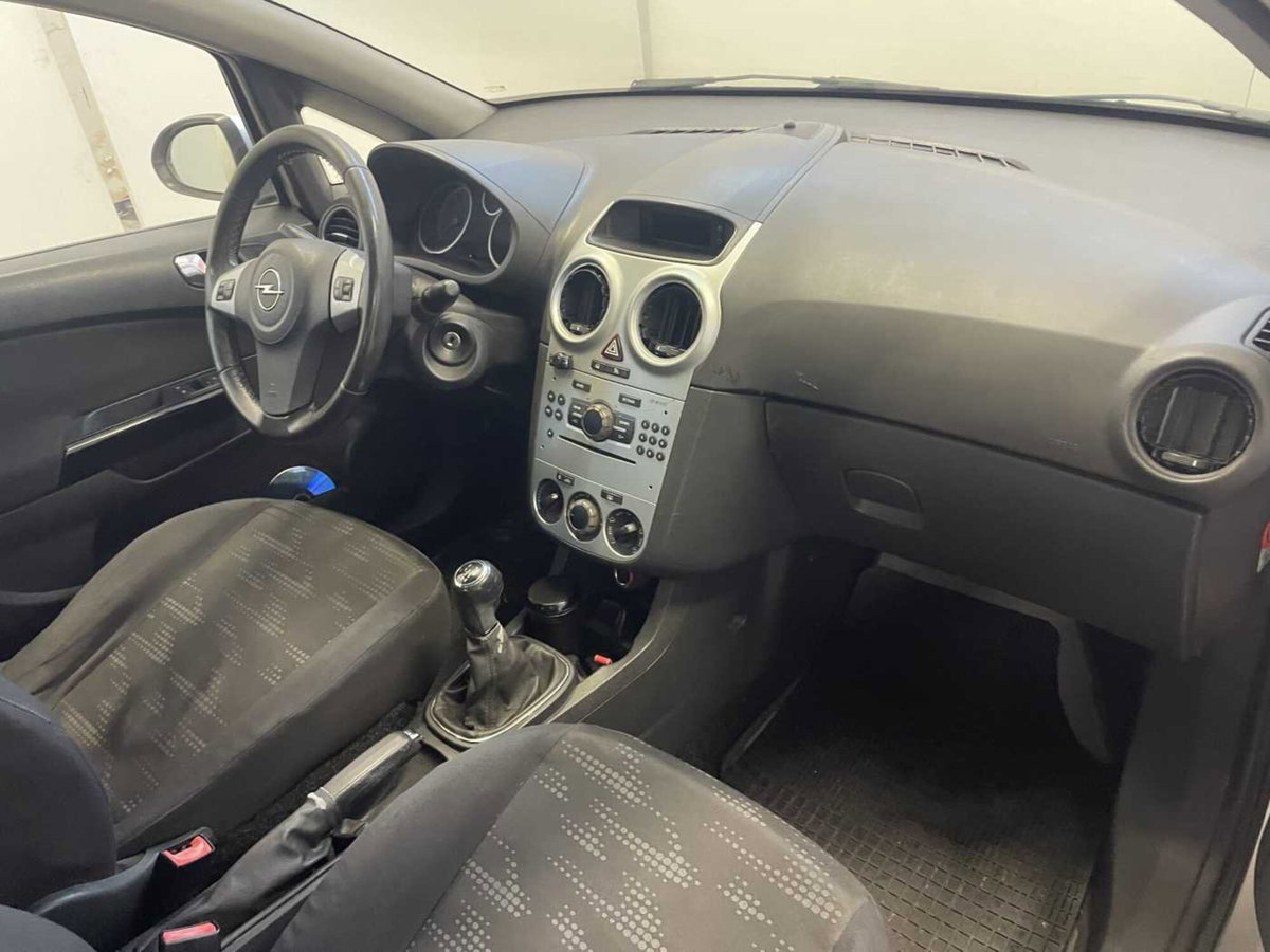 Opel Corsa 1.2 5 porte Cosmo (8)