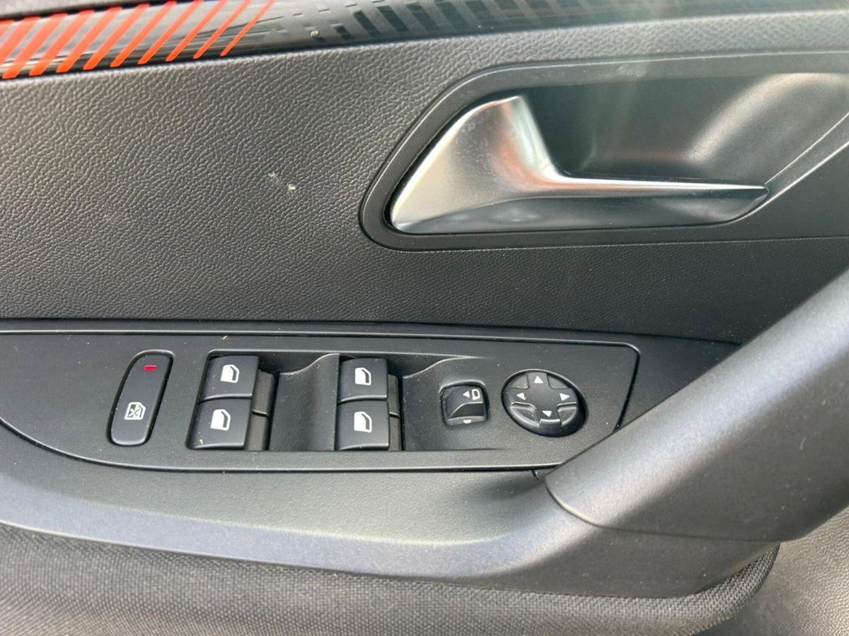 Peugeot 2008 PureTech 100 S&S Active Pack (17)