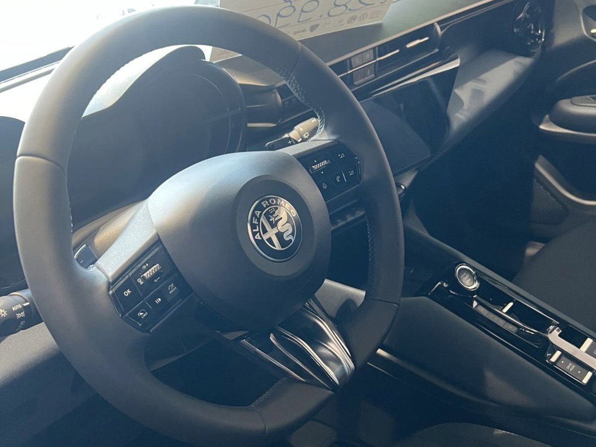 Alfa Romeo Junior 1.2 ibrida 145cv edct6 (8)