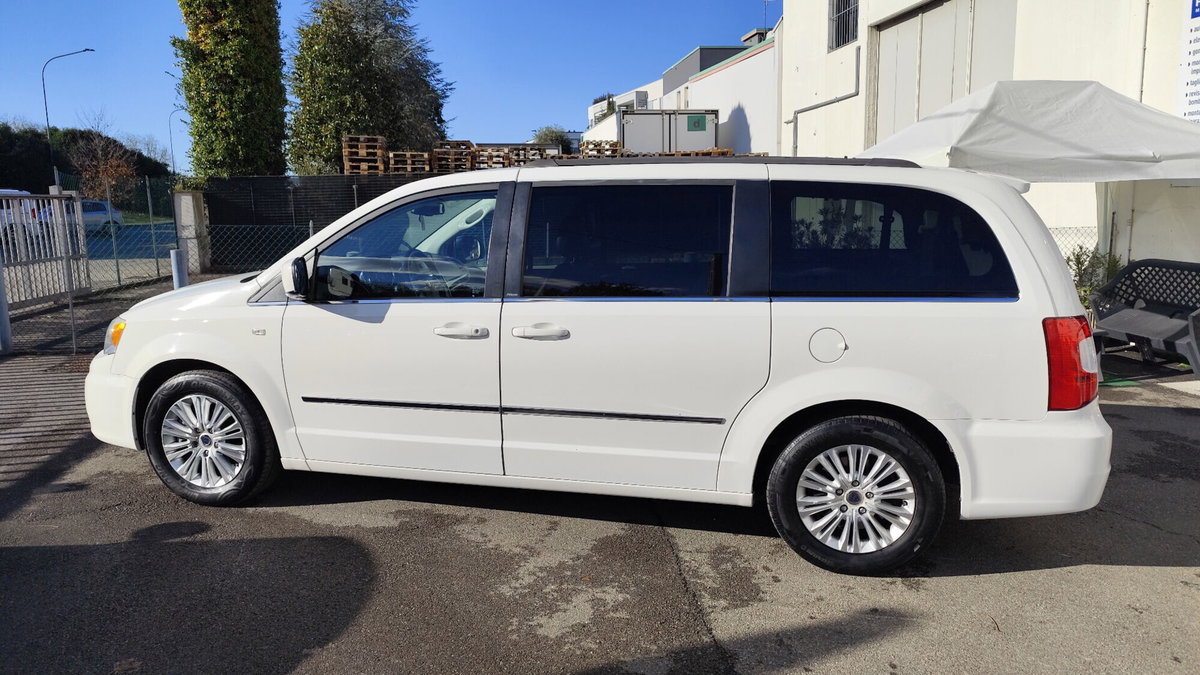 Lancia Voyager 2.8 Turbodiesel Platinum 163 CV (4)
