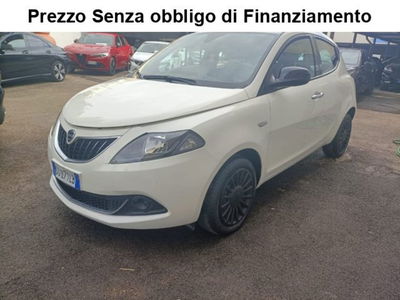 Lancia Ypsilon 1.0 FireFly 5 porte S&S Hybrid Ecochic Silver usata