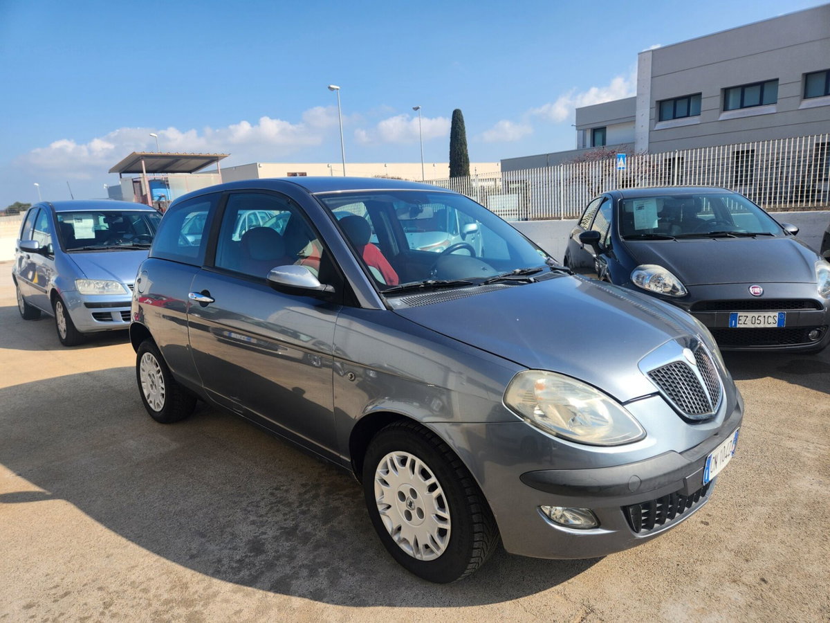 Lancia Ypsilon 1.2 Platino (2)