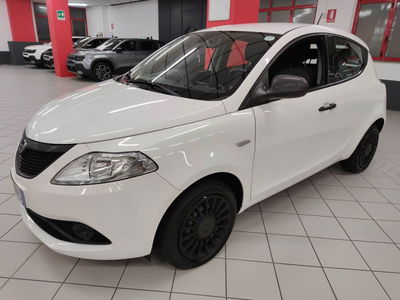 Lancia Ypsilon 1.0 FireFly 5 porte S&S Hybrid Ecochic Silver usata
