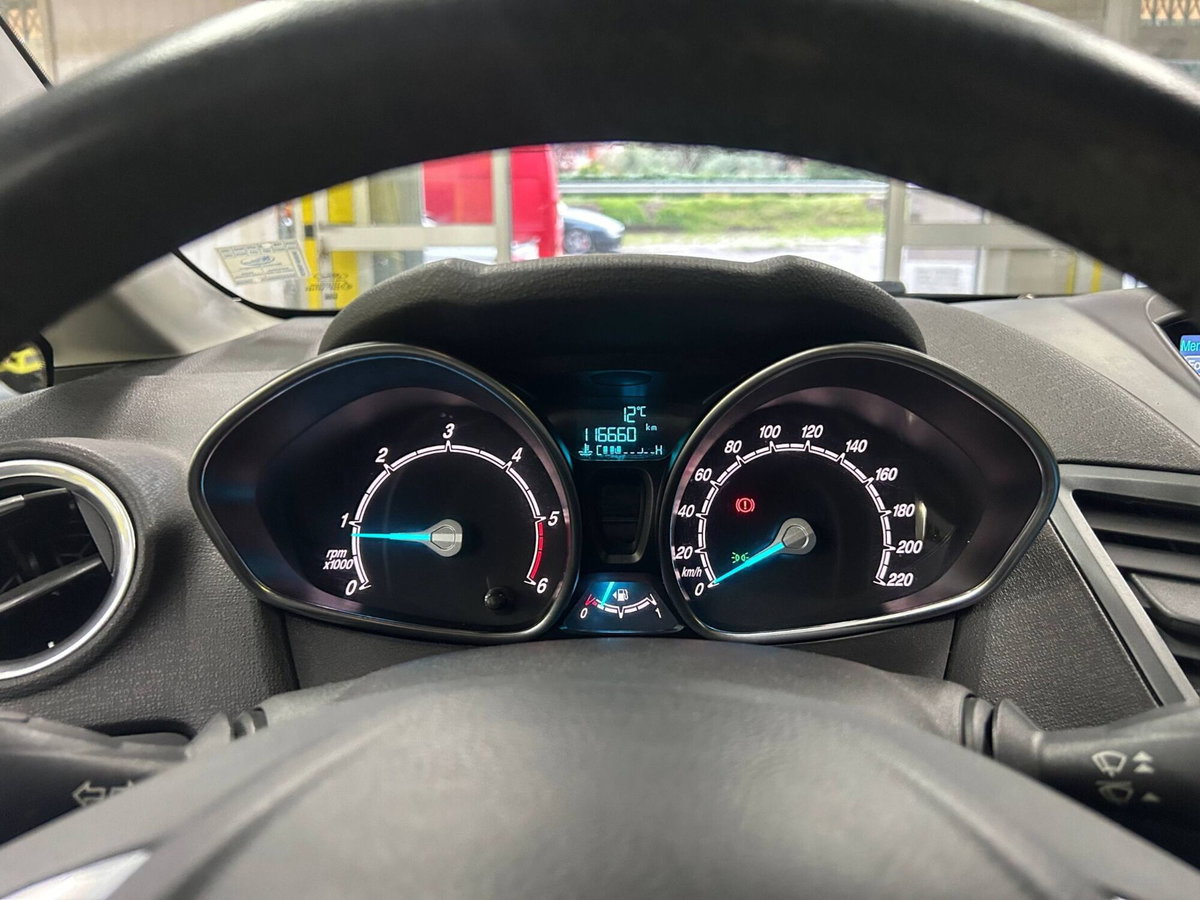 Ford Fiesta 1.5 TDCi 75CV 5 porte Titanium (14)
