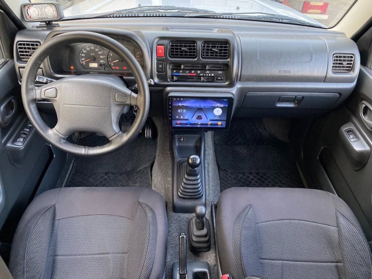 Suzuki Jimny 1.3i 16V cat 4WD JLX (13)