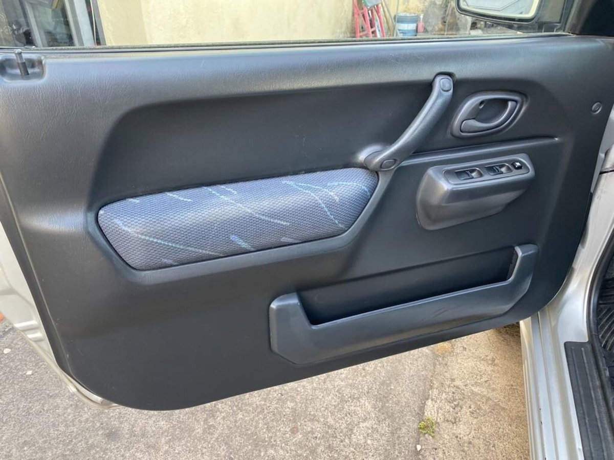 Suzuki Jimny 1.3i 16V cat 4WD JLX (17)