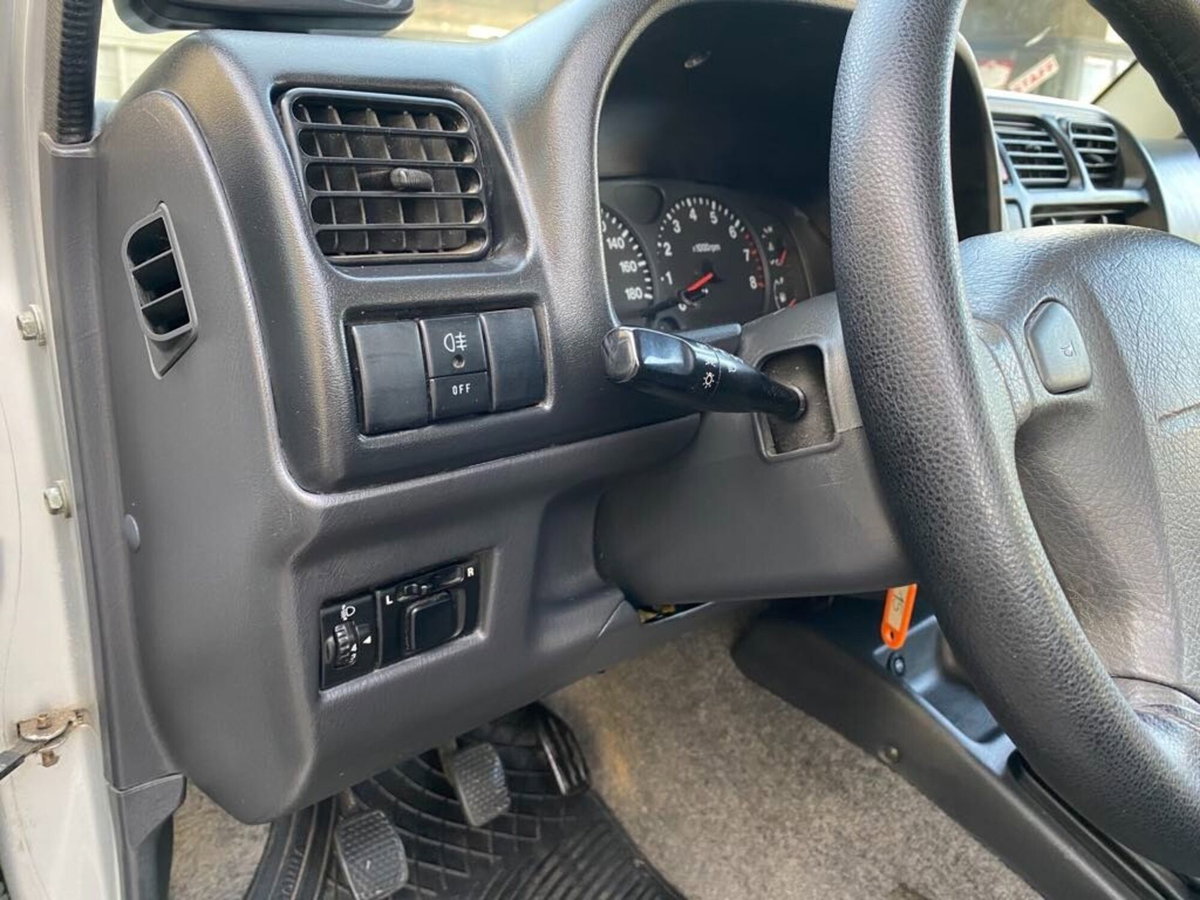 Suzuki Jimny 1.3i 16V cat 4WD JLX (19)