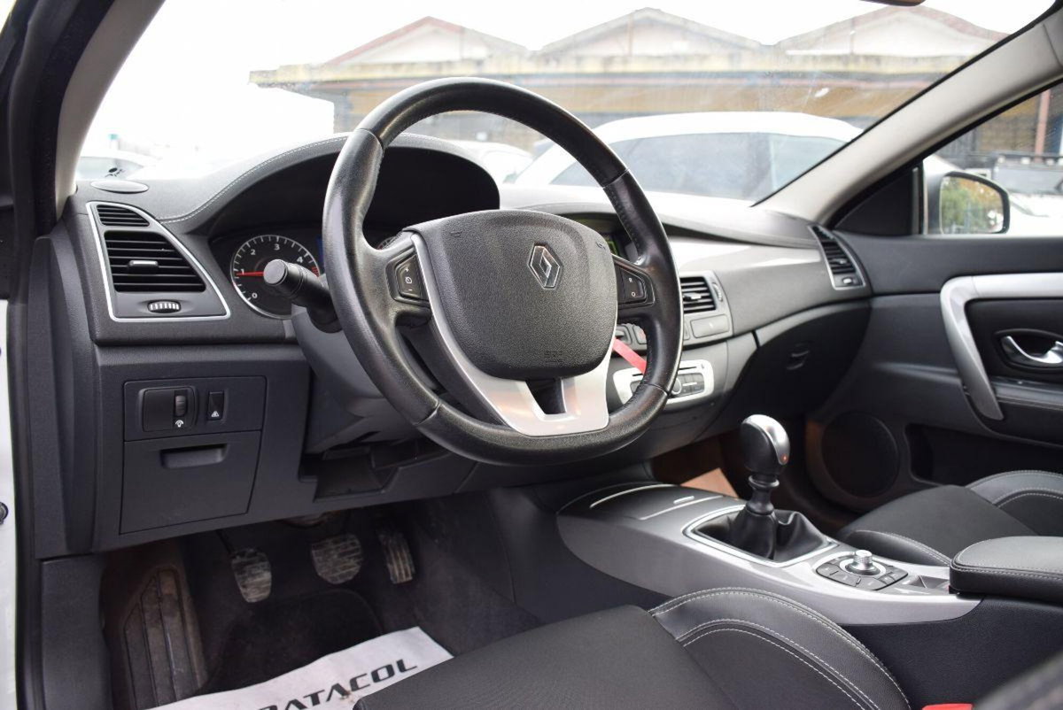Renault Laguna Coupé 1.5 dCi 110CV Wave ESM (5)