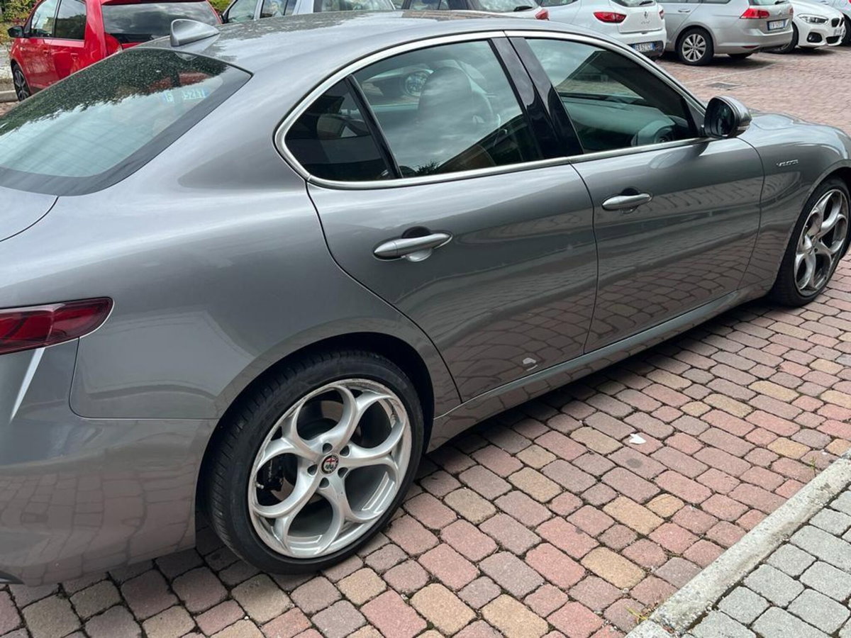 Alfa Romeo Giulia 2.2 Turbodiesel 210 CV AT8 AWD Q4 Veloce (2)