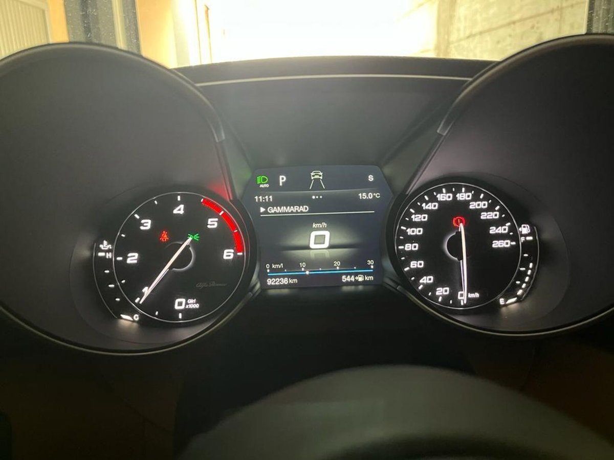 Alfa Romeo Giulia 2.2 Turbodiesel 210 CV AT8 AWD Q4 Veloce (6)