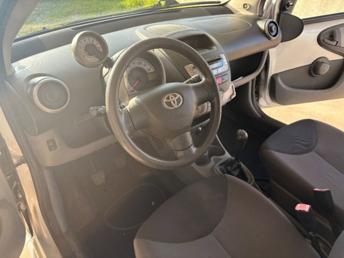 Toyota Aygo 1.0 12V VVT-i 5 porte (2)